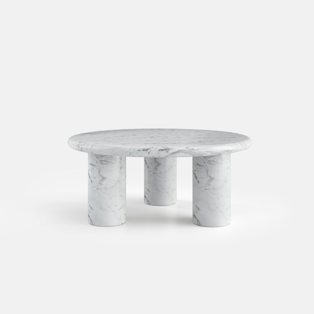 Table basse ronde en pierre naturelle dans une composition épurée