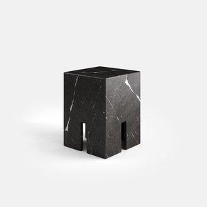 Table d’appoint carrée en marbre, vue trois-quarts