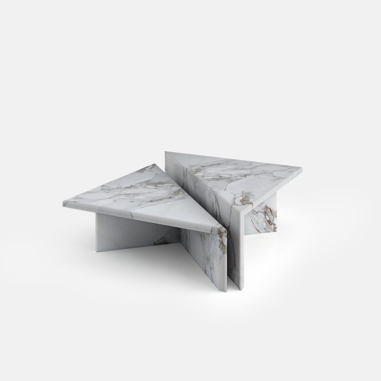 Table basse triangulaire en marbre, vue trois-quarts