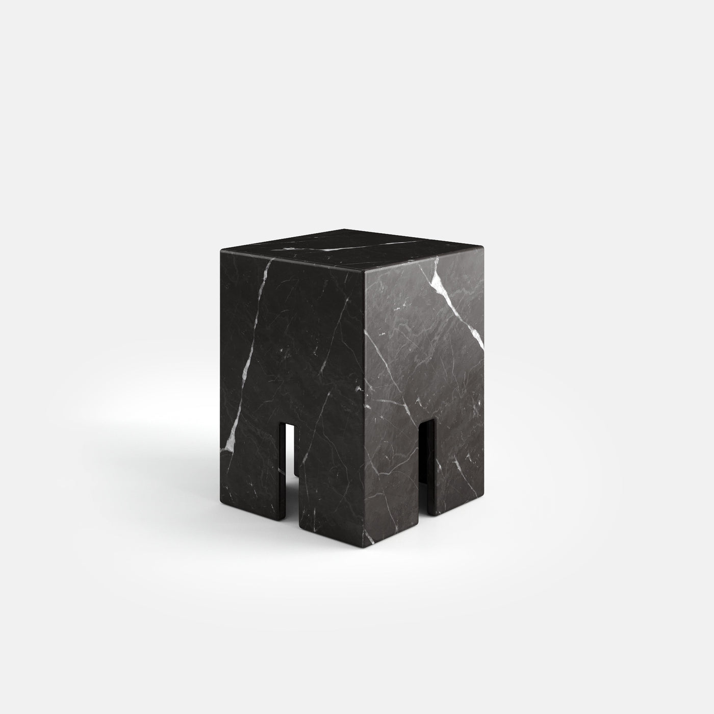 Table d’appoint Arche aux quatre ouvertures verticales, vue en trois quarts, configuration en Nero Marquina.