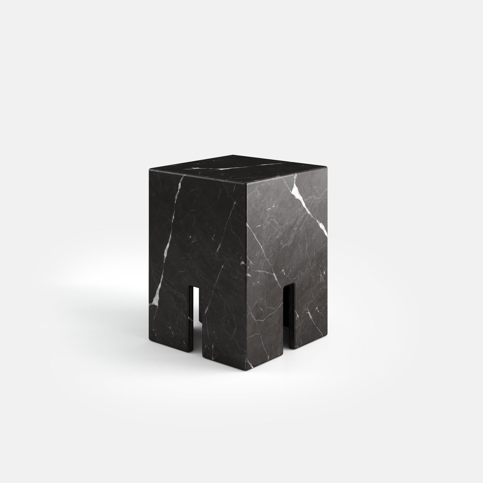 Table d’appoint Arche aux quatre ouvertures verticales, vue en trois quarts, configuration en Nero Marquina.