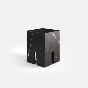 Table d’appoint Arche aux quatre ouvertures verticales, vue en trois quarts, configuration en Nero Marquina.