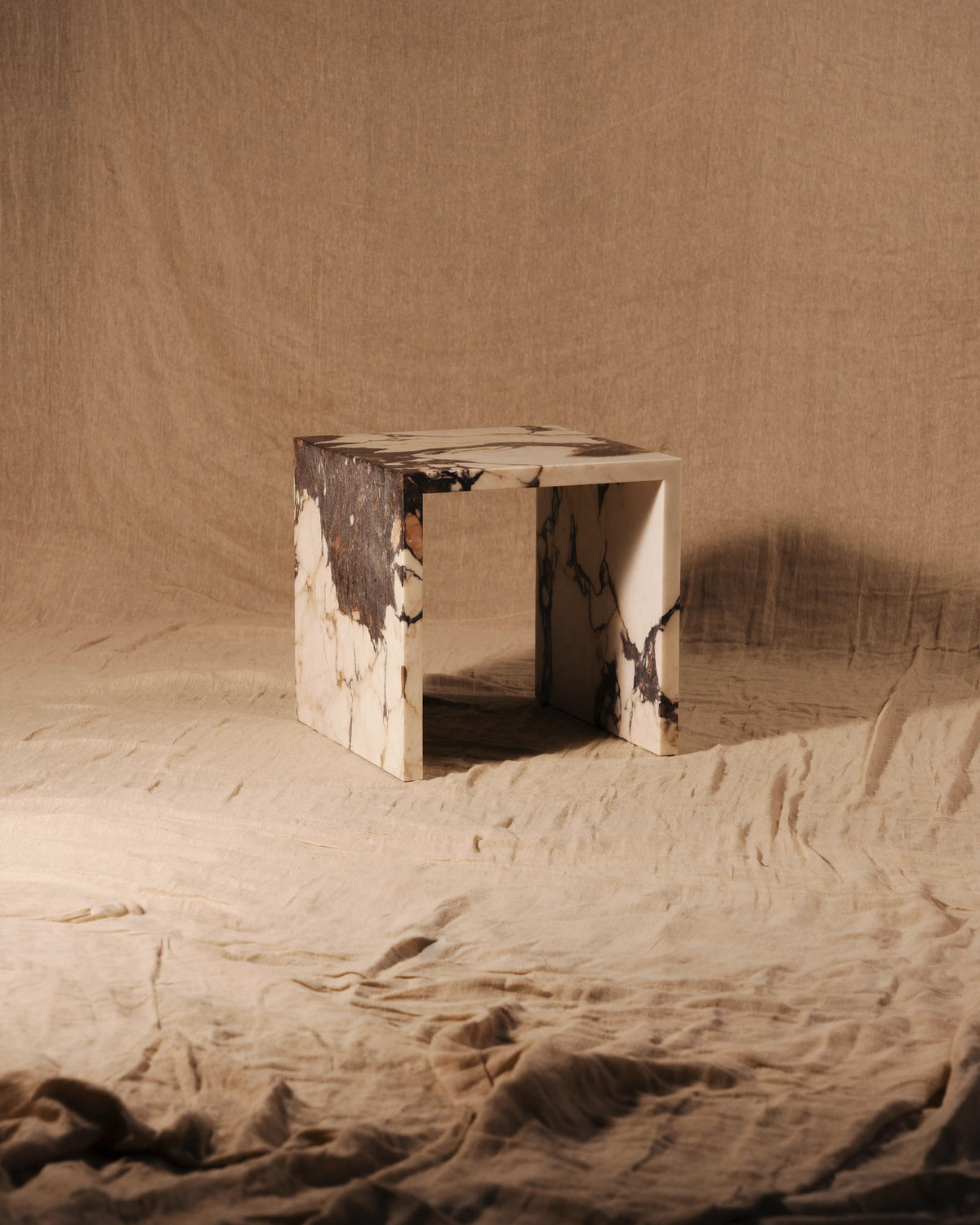 Table d’appoint en marbre Calacatta Viola réalisée sur mesure