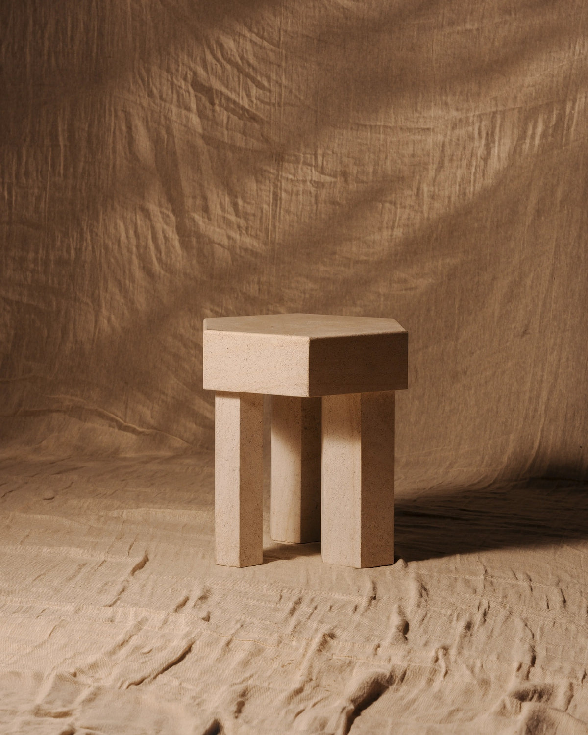 Table d’appoint sculpturale en pierre naturelle réalisée sur mesure