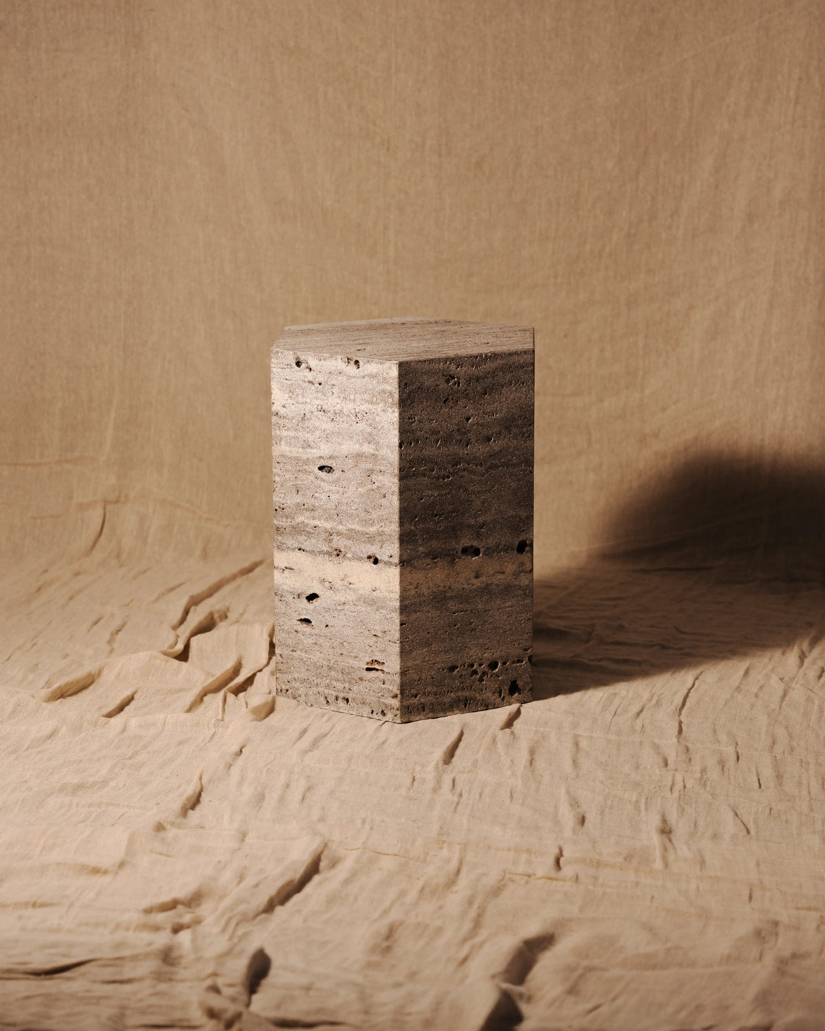 Socle architectural en travertin façonné sur mesure