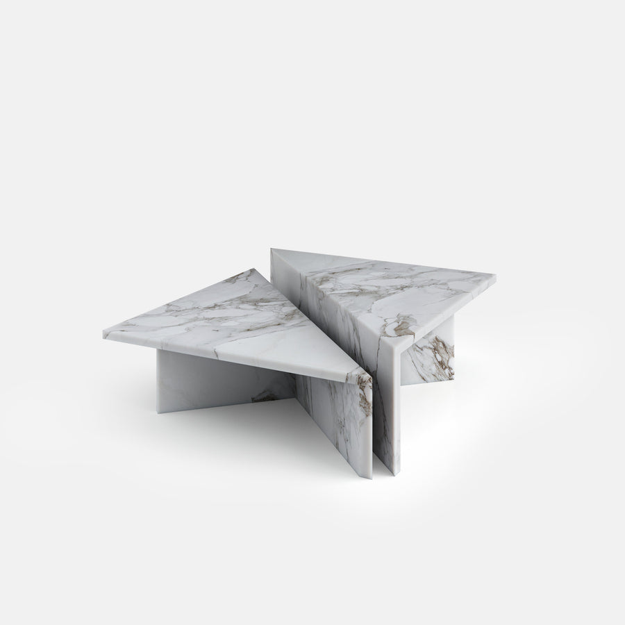 Table basse modulaire Dièdre composée de deux éléments triangulaires, configuration en Arabescato Corchia.