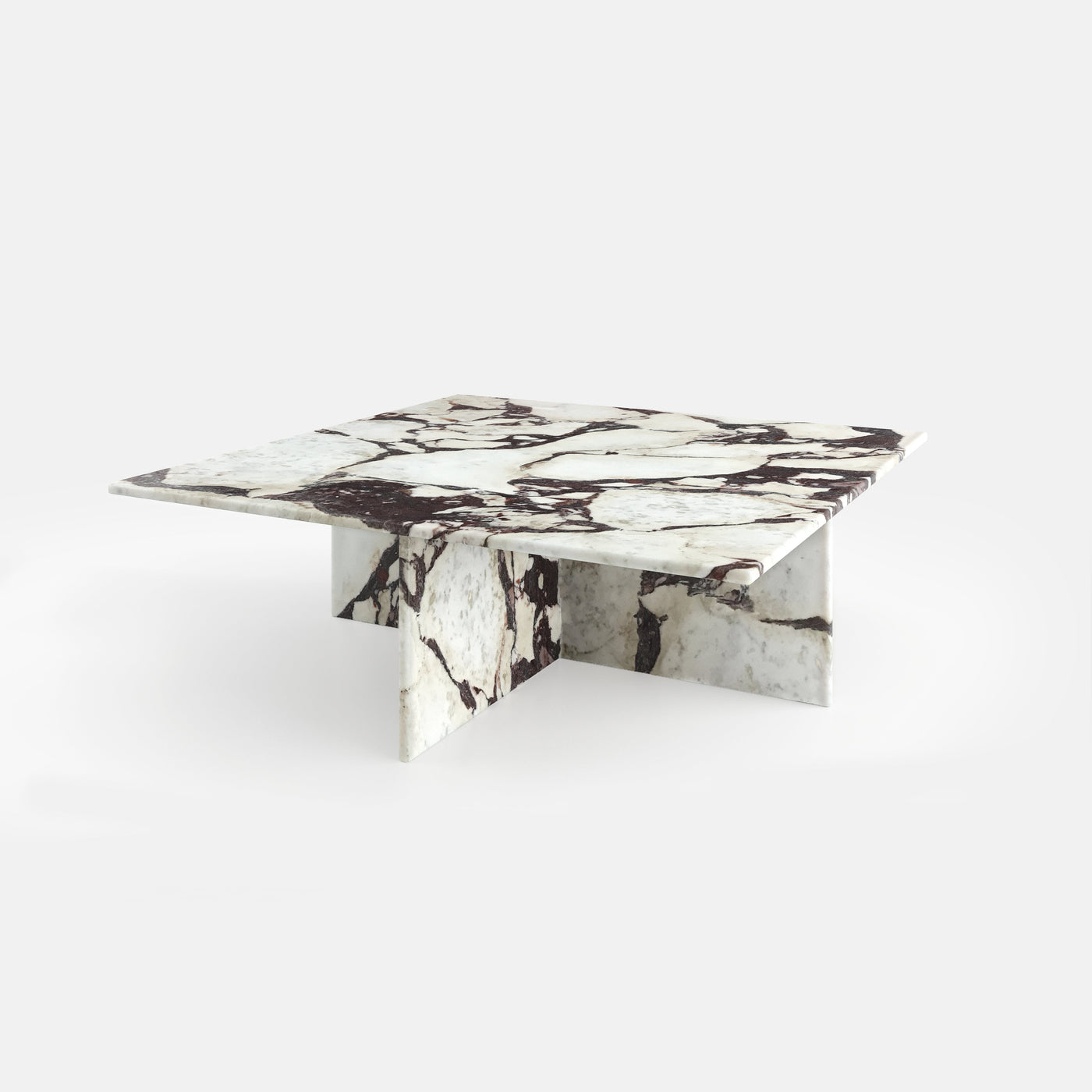 Table basse carrée Quadrature, vue en trois quarts, configuration photographiée en Calacatta Viola.