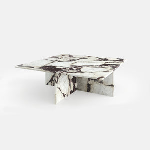 Table basse carrée Quadrature, vue en trois quarts, configuration photographiée en Calacatta Viola.