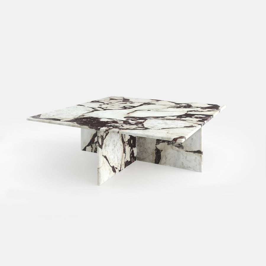 Table basse carrée Quadrature, vue en trois quarts, configuration photographiée en Calacatta Viola.