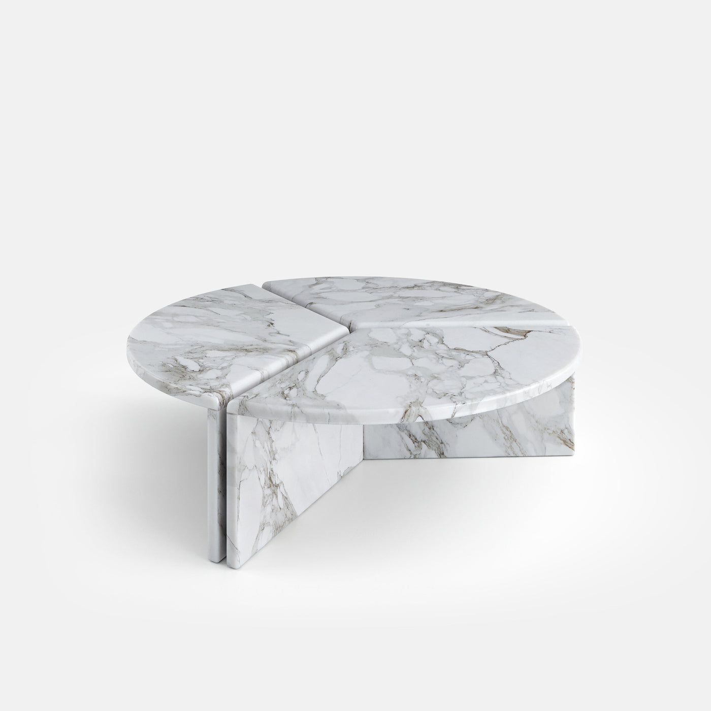 Table basse ronde Triptyque composée de trois éléments, vue en trois quarts, en Arabescato Corchia.